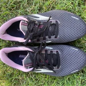 Brooks Adrenaline GTS 22 Running Shoes. Pearl/Black/Metallic Women’s Size 8.